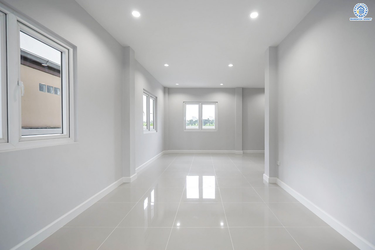 บ้านมือสองตกแต่งใหม่ โครงการ ลภาวัน15 ราชพฤกษ์ เนื้อที่ 50.5 ตร.ว. ฟังก์ชันครบ 3 ห้องนอน 3 ห้องน้ำ 2 ที่จอดรถ บ้านสวยสภาพดี พร้อมเข้าอยู่ บนทำเลศักยภาพติดถนนราชพฤกษ์ เชื่อมสู่แจ้งวัฒนะได้อย่างรวดเร็ว ใกล้รถไฟฟ้าสายสีม่วง "สถานีบางรักใหญ่"